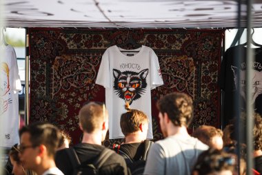Moskova - 6 Ağustos, 2016: Gençlik Festivali yüzleri ve dantel Gorki Park toplanan tasarımcıları, dövme ustaları, grafiti ressamlar, Djs, mağazalar ve otomatik Tuner.