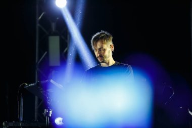 Odessa, Ukrayna-21 Ağustos, 2017: Ünlü pop şarkıcısı Monatik Zgames Müzik Festivali'nde konser profesyonel piyano çalar