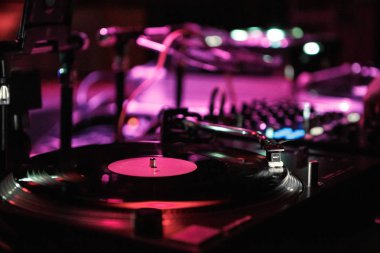 Kiev-4 Temmuz, 2018: Gece Kulübü Festivali techno müzik ile eski analog vinil kayıt teknikleri pikap oyuncu oynar. Elektronik müzik parçaları çalmak için profesyonel DJ ses ekipmanları
