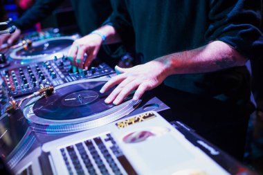 Moskova - 22 Kasım, 2015: Tropkillaz (Djs Laudz ve Zegon) mevcut yeni albüm kalpler On Fire Izvestiya Hall kulübünde