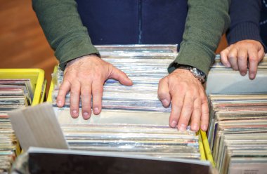 Kiev, Ukrayna - 3 Kasım, 2018: Vintage Vinil plak bit pazarı Club. Eski müzik koleksiyoncuları satın almak, satmak ve retro vinyls pikap oyuncu için ticaret. Dj bit pazarı, eski analog kayıtlardan büyük toplama