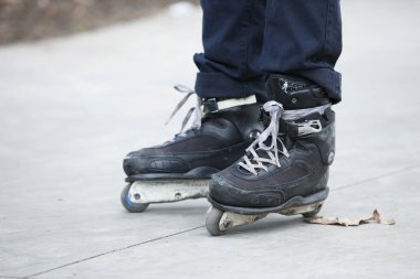Moskova - 25 Mart, 2017: agresif inline paten aşırı skatepark içinde buz pateni için. Raylar, çıkıntıları eziyet ve rampalar üzerinde havaya siçra için özel satır içi silindir bot yapılan