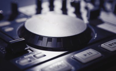 DJ MIDI denetleyicisi güverte. Basma düğmesi ve disk plakalı odakta oynamak. DJ gece kulüp konser veya ev partisi etkinlik için ses ekipmanları. Müzik karıştırmak için profesyonel dj donanım