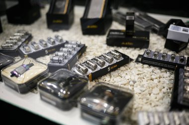 Moskova - 6 Aralık, 2016:V maymun Expo olay. Modern elektronik sigara, vape suyu sıvı ve vaping cihazlar Fuar
