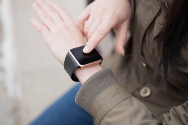 Trendy akıllı bileğini Womanusing izle. 