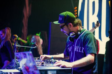 Moskova - 22 Kasım, 2015: Tropkillaz (Djs Laudz ve Zegon) mevcut yeni albüm kalpler On Fire Izvestiya Hall kulübünde