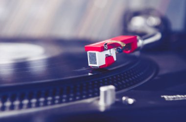 Pikap vinil plak çalar Dj. turntable iğne ile müzik kayıtları oynamaya odak. Hifi ses meraklısı, profesyonel parti disk jokey için analog stüdyo ekipmanları