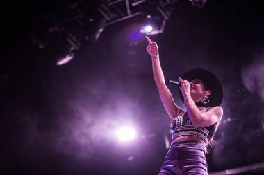 Moskova - 19 Kasım, 2016: popüler grup Parov Stelar performans gösteren canlı müzik show gece kulübünde sahnede. Şarkıcı kız şarkı sahnede mikrofon