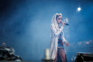 Moskova - 7 Haziran, 2016: ünlü şarkıcı Abra Lastochka açık hava Müzik Festivali'nde konser.