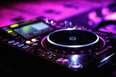 Kiev-4 Temmuz, 2018: Profesyonel dj pikap oyuncu aygıt konser sahne gece kulübü. Müzik parçaları ile modern dijital öncü dönüş tablo ile dokunmatik ekran ve ses efektör remix