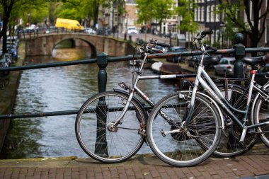 Amsterdam-1 Mayıs, 2018: Amsterdam şehir merkezinde kanal üzerinden köprüde Retro tarzı Bisiklet Park. Hollanda popüler ekolojik kentsel ulaşım 
