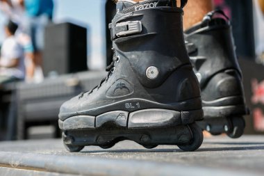 Odessa, Ukrayna-21 Ağustos, 2017: agresif inç - line paten paten patenci ayakları üzerinde. Profesyonel jilet Sl satır içi giyen silindir blader paten parkta kaymaktadır. Aşırı agresif tekerlekli paten