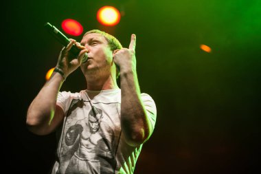 Moskova - 12 Haziran, 2016: Hip hop müzik grubu gece kulübünde sahnede canlı performans Triada ayarla.