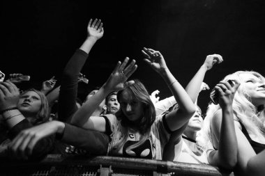 Moskova - 2 Eylül, 2016: büyük hip hop konser rapçi Yung yalın gece kulübü. Ünlü rap şarkıcısı sahnede şarkı söylüyor.