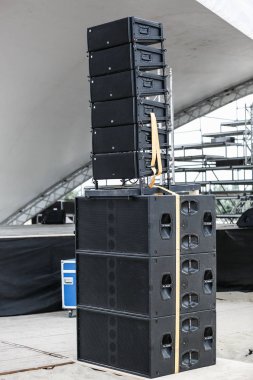 Odessa, Ukrayna - 21 Ağustos, 2017: profesyonel konser ses sistemi. Büyük siyah konser hoparlörler bir ses sistemi açık bağlı. Müzik Festivali hoparlör kutusu. Endüstriyel ses donatmak