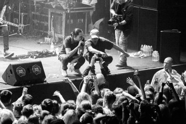 Moskova - 3 Aralık, 2016: Scriptonite şarkı söyler gece kulübünde sahnede popüler Rus rap şarkıcısı. Büyük hip hop müzik konser gece kulübünde