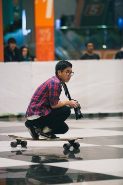 Moskova-9 Ocak, 2016: Longboarding skatepark yarışmada. Gençler eğlenceli katılın paten kurulu Yarışması, genç çocuk kaykay güverte üzerinde uzun sürmek ve profesyonel dslr fotoğraf makinesi ile fotoğraf çeker
