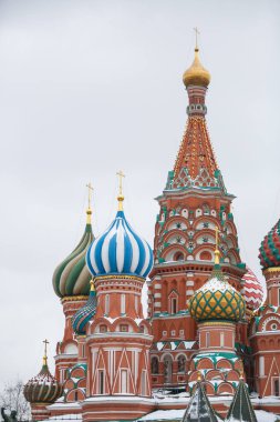 Moskova, Rusya - 21 Ocak, 2017: Kızıl Meydan dönüm noktası. Saint Basil Kilisesi. Turistler arasında popüler. Ulusal sembol ve Rusya Federasyonu'nda en meşhur mekanlar.