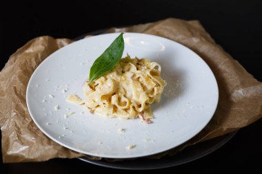 Lezzetli İtalyan makarna sosu ve parmesan peyniri tepesi ile fast food restoran beyaz tabakta servis. İtalyan Cafe menü