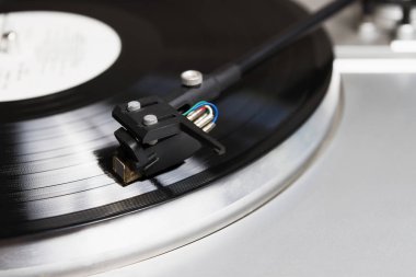 Bir parçayı siyah vinil Kayıttan çalmaya eski moda pikap görünümünü kapat.