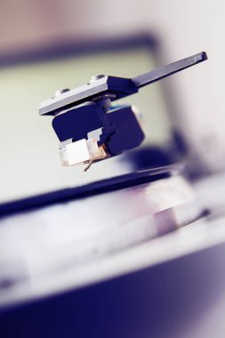 Müzikal vinil kaydı ile pikap oyuncu. Retro Tema.