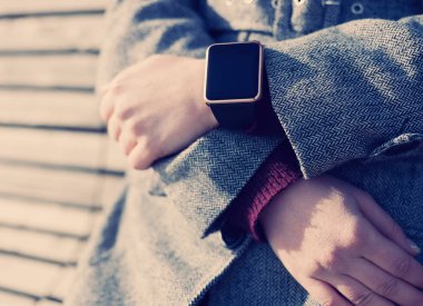 Gri ceket weating şık akıllı kol saati kadında. Bu kişi her zaman sosyal medya ve internet bağlı. Modern teknoloji ve vintage hipster film tonlama