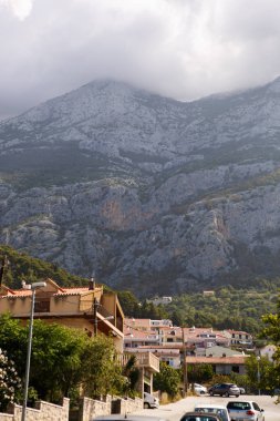 Makarska; Hırvatistan-29 Haziran; 2017: yüksek kayalık dağ Biokovo bulutlar içinde. Hırvat riviera'sında Milli Parkı. Avrupa'nın yaz tatili için popüler seyahat hedef