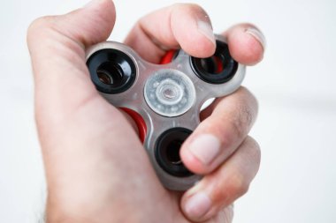Popüler parmak spinner aygıt bir dakika dostum. Modern topluca iplik oyuncak yatakları üzerinde. Elinde sıralayacağız ve serin yeni püf noktaları öğrenin. Bu yeni dönen becerikli alet ile eğlenin.