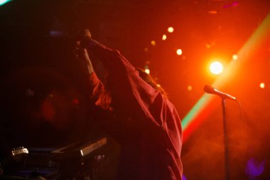 Moskova - 5 Ekim, 2016: Rus synth pop rock grubu playing canlı Vougal 16 büyük gece kulübü sahnede konser