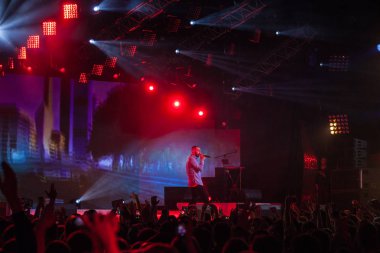 Moskova - 30 Kasım, 2014: rap şarkıcısı L'One büyük hip hop müzik konseri.