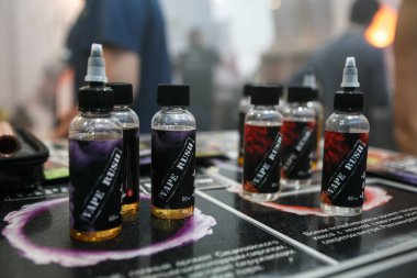 Moskova - 6 Aralık, 2016: Vape Expo olay. Modern elektronik sigara, vape suyu sıvı ve vaping cihazlar Fuar