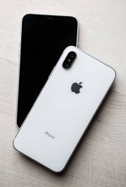 Mariupol, Ukraine - 27 Ekim, 2017: yeni Iphone X modeli yakın çekim. Modern hareket eden telefon ile değmek perde ve çift kamera lens. Trendy Apple Iphone 10 durum