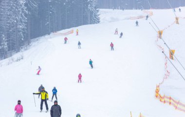 Bukovel, Ukrayna-19 Mart, 2018: Grup snowboard ve ücretsiz Kayak biniciler Karpat Dağları'nda yolda