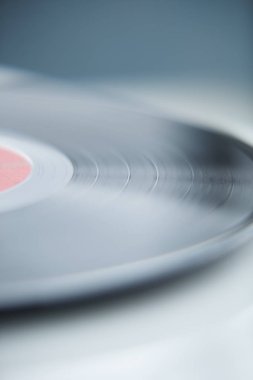 Vintage turntable vinil kaydı ile müzik. Yenilikçi, profesyonel parti dj, ses meraklısı için klasik analog ses ekipmanları. DJ turntable plak çalar kapatın. Makro odak disk zaman kodu üzerinde 
