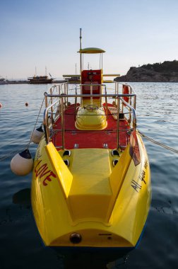 Makarska, Hırvatistan-16 Haziran, gezi Adriyatik Sea.Yellow alt deniz su zanaat Hırvat Riviera popüler turistik bölgede 2017:Fun turist denizaltı tekne