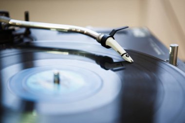 Kiev-30 Haziran, 2018: Profesyonel dj turntable iğne diskten eski analog vinil plak müzik çalar.