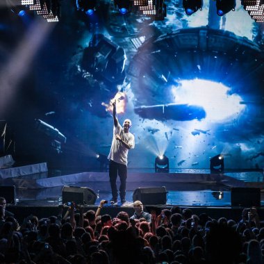 Moskova - 30 Kasım, 2014: rap şarkıcısı L'One büyük müzik konser. Canlı eğlence olay gece kulübünde.