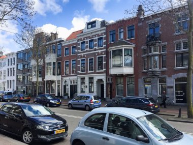 Lahey, Hollanda-25 Nisan 2018: Hollanda 'daki den Haag şehir caddesinde geleneksel mimari.