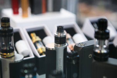 Moskova - 6 Aralık, 2016:V maymun Expo olay. Modern elektronik sigara, vape suyu sıvı ve vaping cihazlar Fuar
