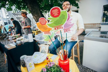 Moskova - 22 Ağustos, 2015: Tasarım Pazar Le piknik adlı popüler hipster olay Dewars Powerhouse gerçekleşti ve genç tasarımcı ve sanatçıların toplandı