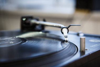 Kiev-30 Haziran, 2018: Profesyonel teknikleri pikap aygıt vinil kayıtlar ile disk jokey için. Pro konser sahne ses ekipmanları için hip hop Dj. oyun ve remix müzik olay üzerinde izler