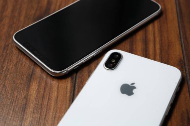 Mariupol, Ukraine-30 Ekim, 2017: Yeni Iphone X akıllı telefon kadar yakın. En son Apple Iphone 10 cep telefonu modeli. Açıklayıcı yazı işleri