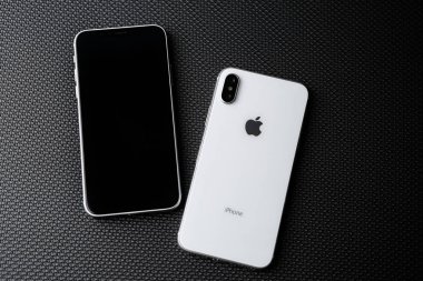 Mariupol, Ukraine - 27 Ekim, 2017: yeni Iphone X modeli yakın çekim. Modern hareket eden telefon ile değmek perde ve çift kamera lens. Trendy Apple Iphone 10 durum