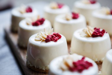 Kafede lezzetli frambuazlı kek tatlı