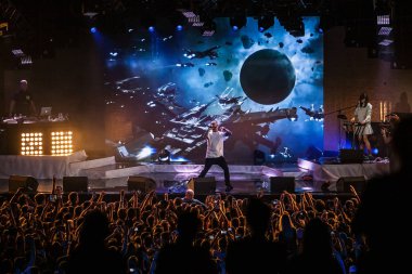 Moskova - 30 Kasım, 2014: rap şarkıcısı L'One büyük müzik konser. Canlı eğlence olay gece kulübünde.