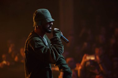 Moskova - 22 Şubat, 2017: popüler Rus rap düet grup Miyagi ve Endshpiel canlı gece kulübünde sahnede performans. Ünlü hip hop şarkıcı şarkı mikrofon sahnede. Konser sahne aydınlatma ayarı