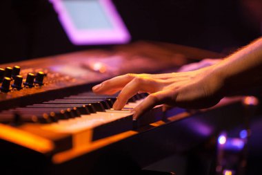 Moskova - 27 Nisan, 2016: Rus hip hop müzik grubu Krec Saint - Peterburgh Yotaspace gece kulübünde üzerinden canlı konser 