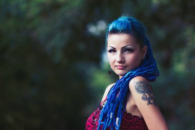 şık punk piercing ve farklı renkli gözleri açık havada poz