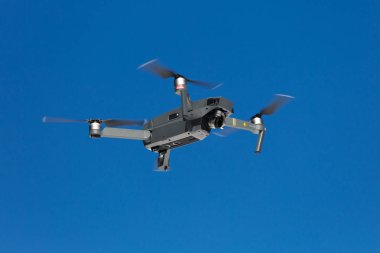 Kiev, Ukrayna - 24 Mart, 2018: profesyonel hava hava ile DJI indeks işlem Mavic yüksek iyi güneşli bir günde mavi gökyüzünde uçan Pro. Yüksek kaliteli 4k video kamera quadro helikopter anında havada