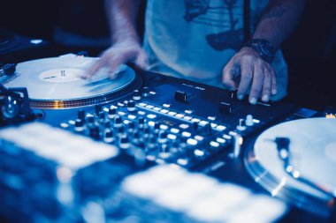 Moskova - 21 Mayıs, 2016: Dmc dünya Dj olay Yotaspace gece kulübünde. Japonya'dan assolist 2002 Dünya şampiyonu Dj Kentaro